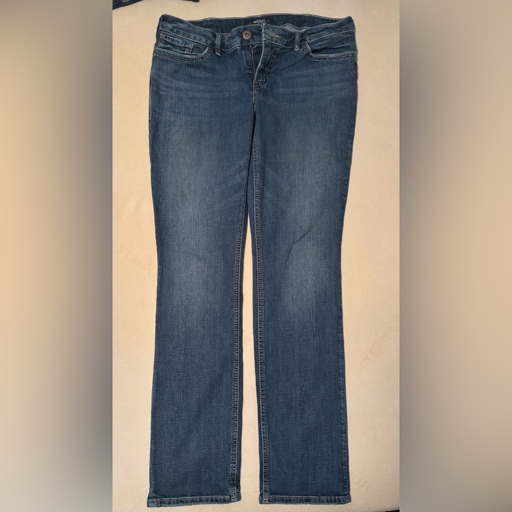 Women Silver Elyse Jeans. W32. L32 straight leg Jean.  Med Wash